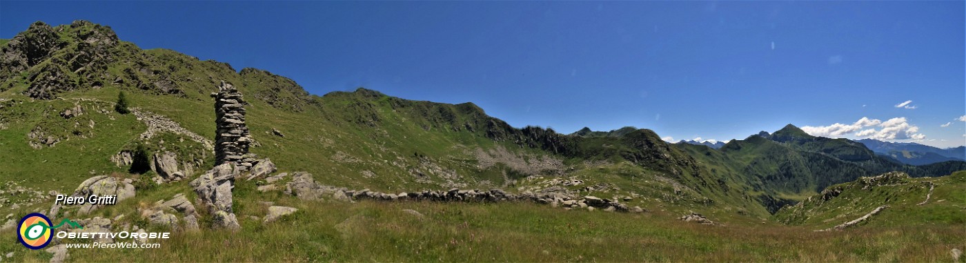 35 Alto omone con vista sul percorso di salita alla Bocchetta di Budria e fino al Monte Cavallo a dx.jpg